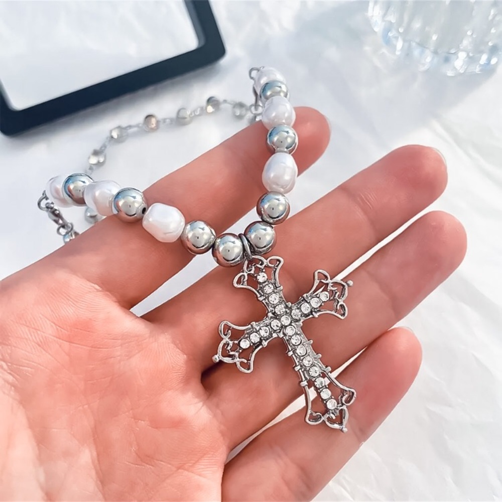 ⚜️𝟯𝟬%𝗢𝗙𝗙 𝗯𝘂𝗻𝗱𝗹𝗲𝘀 𝟯+⚜️ NEW Large Cross Pearl & Rhinestone Necklace - Picture 3 of 13